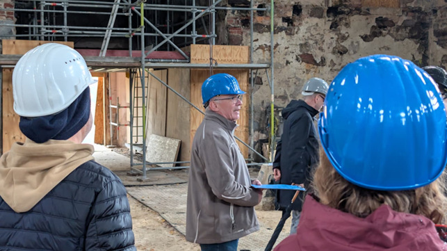 Brandruine Jörg Boden im Gespräch mit Teilnehmern